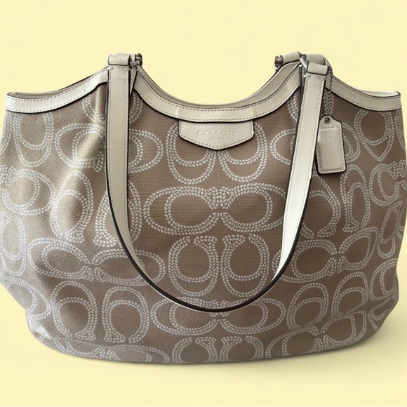 Coach Devin - Beige Signature Shoulder Bag - Picture 2 of 9